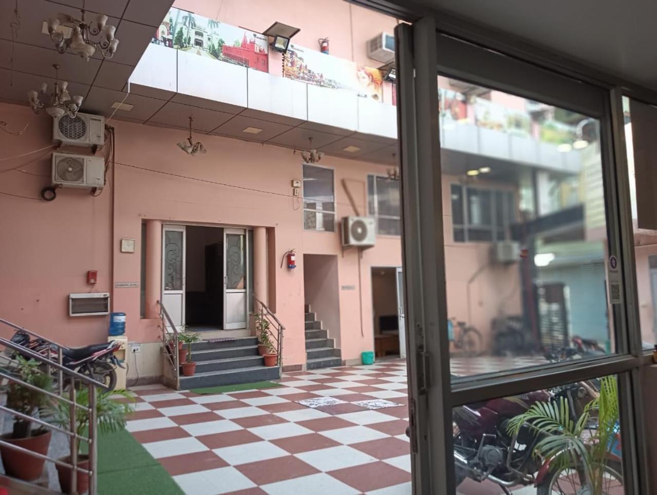 Shree Krishna Hotel Inn - Varanasi — Photos 3